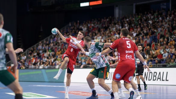 Frederik Simak vom TBV Lemgo Lippe steigt hoch. - &copy; Kornej Weibert