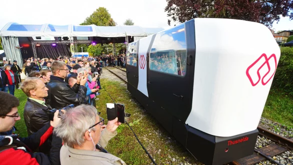 Das Monocab zieht die Blicke der Zuschauer bei einer kleinen Vorf&uuml;hrfahrt auf der Teststrecke auf sich. - &copy; Nicole Ellerbrake