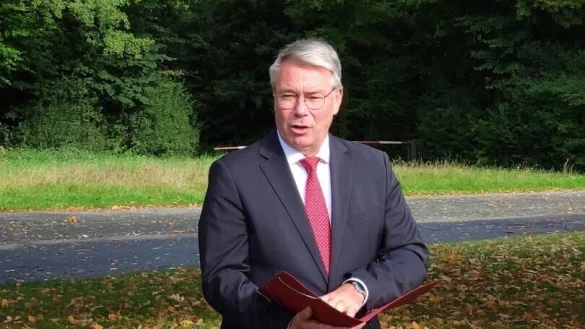 Der SPD-Landtagsabgeordnete Christian Dahm spricht in Kalldorf bei der Gedenkveranstaltung zum Tag der Deutschen Einheit. - &copy; SPD Kalldorf