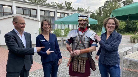 Ein r&ouml;mischer Legion&auml;r mit voller Bewaffnung bildete einen echten Blickpunkt beim Vortragsabend im Haus Neuland mit Karl Banghard (v. l.), Nadja Bilstein, Seminarleiterin f&uuml;r politische Bildung, Ulrich Knust und Dr. Bettina Tremmel. - &copy; Horst Biere