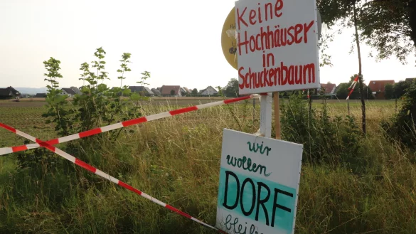 Anwohner in Schuckenbaum haben an der Herforder Stra&szlig;e Plakate, Aufsteller und Banner postiert. Damit protestieren sie gegen die ihrer Einsch&auml;tzung nach zu massive Bebauung des Areals Brunsheide S&uuml;d-Ost. - &copy; Birgit Guhlke/Neue Westf&auml;lische