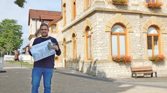 Patrick Piecha mit dem Kalender, f&uuml;r die er w&auml;hrend der vergangenen 18 Monate Oerlinghausen fotografisch erkundet hat. - &copy; Gunter Held