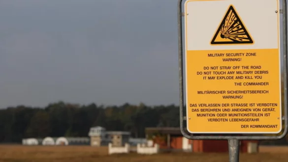 Am Truppenübungsplatz in der Senne wird vor den Gefahren gewarnt. - © Jens Reddeker
