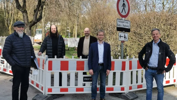 Baubeginn am Wolfsiek: es freuen sich (von links) Landschaftsplaner Halke Lorenzen, Henning Waltermann (stellvertretender Vorsitzender im Bauausschuss, B&uuml;ndnis90/Die Gr&uuml;nen), Christian Olschewski (Vorsitzender Bauausschuss, CDU), B&uuml;rgermeister Borris Ortmeier und Bauunternehmer Thomas Grytz aus Schwalenberg. - &copy; Sylvia Frevert