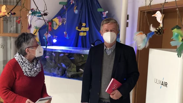 Kita-Leiterin Birgit-Kleine Ostmann und Manfred Klocke, der Vorstandsvorsitzende des Tr&auml;gervereins &bdquo;Verein f&uuml;r K&ouml;rper &ndash; und Mehrfachbehinderte im Kreis Lippe", neben einem der neuen Luftfilter. - &copy; Martin Hostert