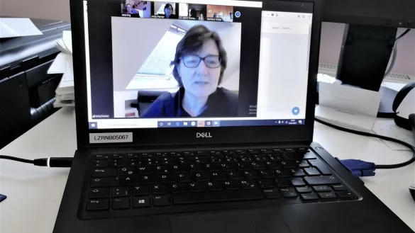 Anne Penner leitet das virtuelle Treffen der Teilnehmer. Dank EZUS k&ouml;nnen sich Senioren in verschiedenen Themenbereichen fortbilden und so fit und geistig aktiv bleiben. - &copy; Astrid Sewing