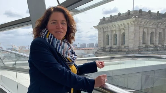 Kerstin Vieregge in der Kuppel des Reichstagsgeb&auml;udes. - &copy; B&uuml;ro Kerstin Vieregge