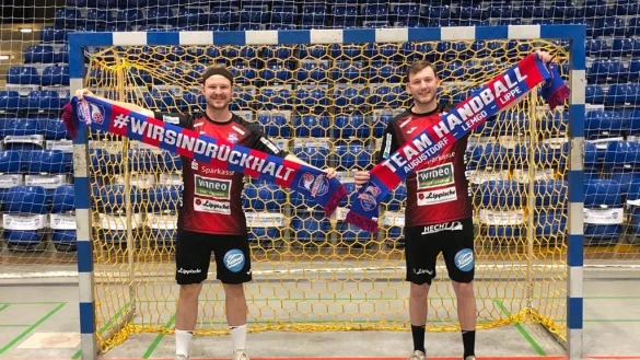 Dominik Schmidt (links) und Hark Hansen pr&auml;sentieren den limitierten Fanschal f&uuml;r alle Unterst&uuml;tzer. - &copy; Andreas Sukop