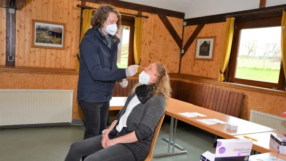 Christian Fabek demonstriert vorab, wie die Schnelltestung aussehen wird. Lieselotte Hasselhoff hat sich als Testperson zur Verf&uuml;gung gestellt. - &copy; Karin Prignitz