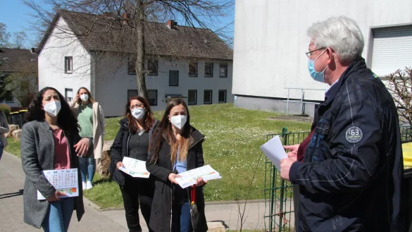 B&uuml;rgermeister Thomas Katzer l&auml;sst sich von Maria Ravariu, Selva Yoksulabakan, Jessica Keitel und Lamiae Asilem (von rechts) die Aufkl&auml;rungsaktion zur M&uuml;lltrennung erkl&auml;ren. - &copy; Dieter Asbrock