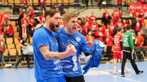 Statt gemeinsam die F&auml;uste zu ballen wird Fabian van Olphen, der seine Handballkarriere beendet hat, seinem ehemaligen TBV-Kollegen Peter Johannesson (rechts) am 3. Juni kr&auml;ftig die Daumen dr&uuml;cken. - &copy; J&ouml;rg Hagemann