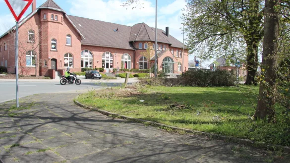 F&uuml;r den Bau des Radstation hat die Stadt am Sedanplatz gegen&uuml;ber dem Bahnhof schon Platz geschaffen. Ein St&uuml;ck der Parkanlage wird daf&uuml;r verwendet.&nbsp; - &copy; Cordula Gr&ouml;ne