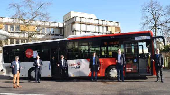 BUZ: (v.l.n.r) Dirk Hänsgen (Geschäftsführer go.on), Sascha Wiczynski (Vertrieb Electronic Banking und Payments Sparkasse Paderborn-Detmold), Stefan Böke (Felix Reisen), Achim Oberwöhrmeier (Geschäftsführer KVG Lippe), Matthias Kalkreuter (Aufsichtsratsvorsitzender KVG Lippe), Hubert Böddeker (stellvertretender Vorstandsvorsitzender der Sparkasse Paderborn-Detmold).  - © KVG Lippe