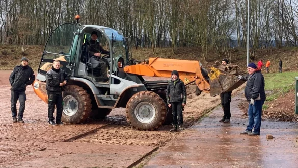 Timo Geisler (von links), Dennis Kreuzes, B&uuml;rgermeister Frank Meier (im Radlader), Piet Meier, Patrick Geisler und Alfred Arndt packen mit an. - &copy; Sylvia Frevert