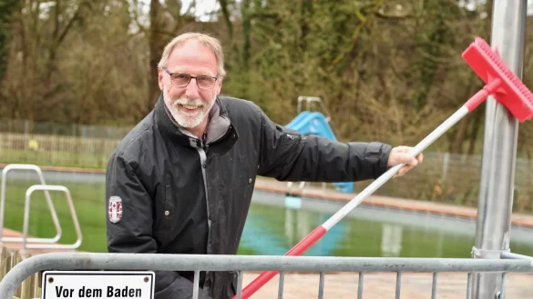 Klaus Brakhage, Vorsitzender vom Freibadverein Kirchheide zieht r&uuml;ckwirkend trotz erschwerter Pandemie-Bedingungen eine positive Bilanz und freut sich auf die kommende Badesaison. - &copy; Heidi Stork