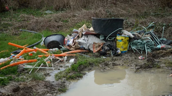 Spazierg&auml;nger haben dem Aktionsb&uuml;ndnis verschiedentlich Fotos aus dem Oetternbach-Umfeld geschickt. M&uuml;llentsorgung geschehe dort oft. - &copy; Aktionsb&uuml;ndnis Detmolder Westen