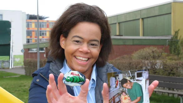 Alice van der Heide mit dem Gl&uuml;ckbringer von Christoph in der einen Hand und einem Foto als Sch&uuml;lerin mit Jan auf der Intensivstation in der anderen. - &copy; Sandra Castrup