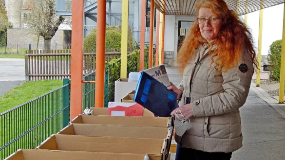 In den Pappkartons liegen die Aufgaben, die die Sch&uuml;lerinnen und Sch&uuml;ler der Helpuper Grundschule zu erledigen haben. Schulleiterin Ulrike Petersen sagt, dass diese Form des Unterrichts von den Kindern durchaus gut angenommen wird. Dennoch muss in den Familien viel organisiert werden. - &copy; Gunter Held