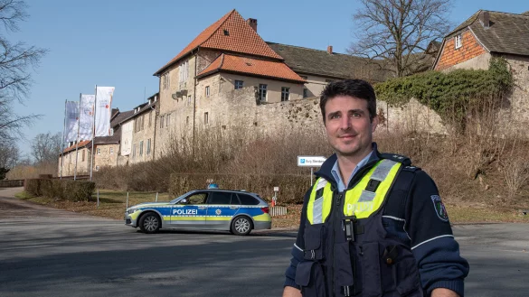 Der 39-j&auml;hrige Polizeioberkommissar Daniel Tiedge &uuml;bernimmt den Bezirksdienst-Posten im Extertal von Polizeihauptkommissar Uwe Potthast. - &copy; Sonja Thelaner / Polizei Lippe
