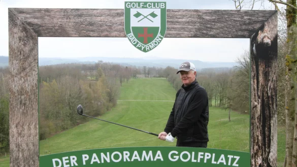 Golf mit Aussicht: Achim W&ouml;hler vom Golf- und Landclub Bad Salzuflen genie&szlig;t seinen Besuch beim GC Bad Pyrmont. - &copy; Dietmar Welle