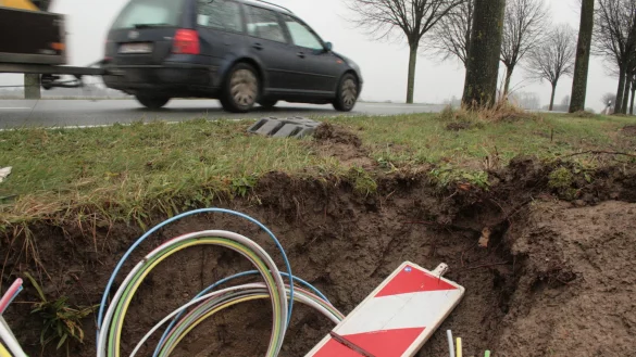 Bauarbeiten f&uuml;r Telefon und Internet am Stra&szlig;enrand. - &copy; Sylvia Frevert