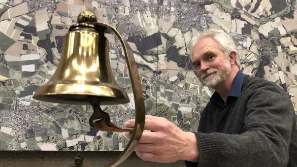 Karl-Heinz Mense, Leiter des Vorstandsstabs im Rathaus, verl&auml;sst die Stadt. K&uuml;nftig will er mehr Zeit in seiner zweiten Heimat Schweden verbringen. Seine erste ist auf der Karte hinter ihm im S&uuml;den Lemgos zu sehen: die Laubke. - &copy; Till Brand