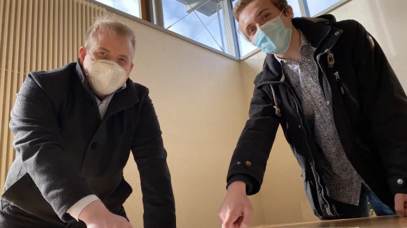 Marc Meierkord (links) und Lukas Koschek von der CDU-Fraktion beraten &uuml;ber m&ouml;gliche attraktive Standorte f&uuml;r Tiny Houses. - &copy; CDU Kalletal