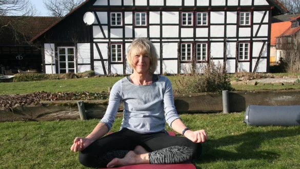 "Atmung und Bewegung in Meditation - das sei Yoga", sagt Yoga-Lehrerin Elke Feldmann. Sie verfolgt dabei den sanften Ansatz des Yin-Yogas (von Yin und Yang). - &copy; Yannick Sonntag