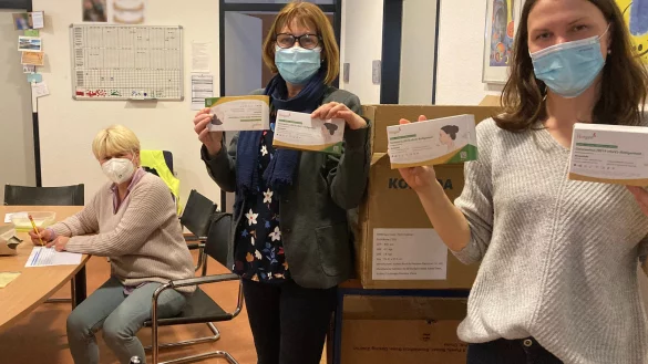 Christina Groll, Sigrun D&uuml;e und Elena Dieckelmann (von links) von der Stadtverwaltung sortieren die Test-Sets f&uuml;r die st&auml;dtischen Kinderg&auml;rten.&nbsp; - &copy; Alte Hansestadt Lemgo