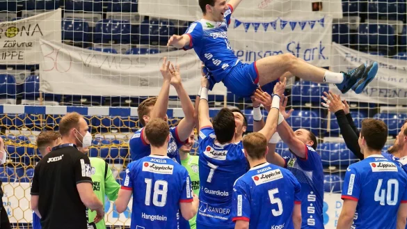 So werden nur Champions gefeiert: die TBV-Spieler lassen ihren fixen Rechtsau&szlig;en Maxim Schalles hochleben. Fotos: J&ouml;rg Hagemann - &copy; J&ouml;rg Hagemann