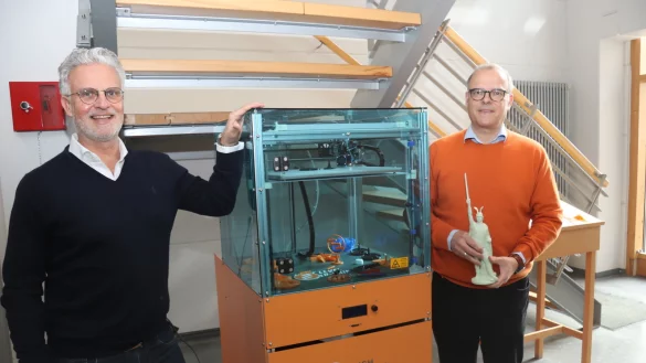 Die Firmengr&uuml;nder Raphael Hoffmann (links) und Markus Hoffmann vor einem 3D-Drucker f&uuml;r kleineres Spielzeug im Firmenfoyer. Die Hermann-Statue haben sie vor einigen Jahren f&uuml;r die Lippe Tourismus & Marketing gedruckt. Fotos: Birgit Guhlke - &copy; Birgit Guhlke