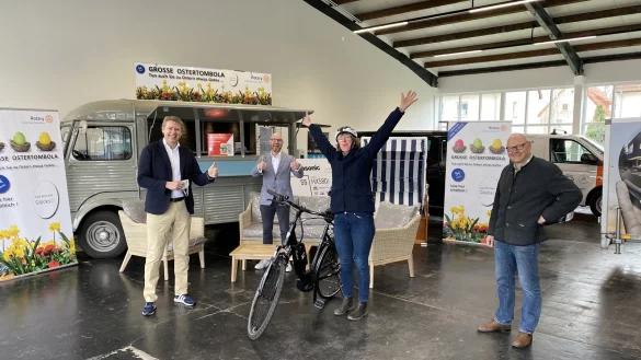 Da ist die Freude groß: Der Hauptgewinn der Ostertombola, ein E-Bike, geht an Heike Hilker. Robert Horstbrink (links) und Christoph Fanenbruck vom Rotary Club gratulieren. Foto: Rotary-Club - © Rotary Club