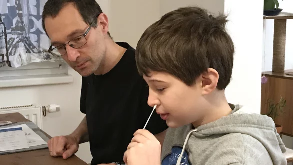 Mit dem St&auml;bchen in der Nase gegen Corona: Gegen die Testpflicht an Schulen formiert sich Widerstand von Augustdorfer Eltern. - &copy; Symbolbild: dpa/Anja Oberkofler