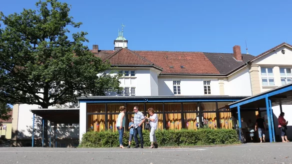 Die heutige Pausenhalle &ndash; mit orangefarbenen Vorh&auml;ngen &ndash; hat allerhand bauliche Defizite. - &copy; Archivfoto: Janet K&ouml;nig