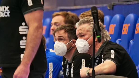 Auch auf der Bank wird FFP2 getragen: Physiotherapeut Bennet Risch und Mannschaftsarzt Roland Kessler. - &copy; J&ouml;rg Hagemann