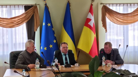 Auf Initiative des Kreises Lippe kommen Hryhorii Pustovit (Mitte) vom Gebietsrat Wolhynien und Rostyslav Kukhtei (rechts) vom Verband der Tschernobyl-Invaliden anl&auml;sslich des Jahrestags der Atomreaktor-Katastrophe zum Videogespr&auml;ch mit der LZ zusammen &ndash; unterst&uuml;tzt von &Uuml;bersetzer Oleksandr Mishchuk. - &copy; Anna Vintsyuk/Stadt Luzk