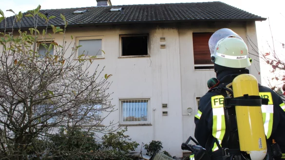 Die Feuerwehr l&ouml;scht im November 2020 einen K&uuml;chenbrand in einem Mehrparteienhaus am Obernberg in Bad Salzuflen. Der Bewohner konnte sich selbst in Sicherheit bringen. - &copy; Tobias Nordmeyer / Feuerwehr Bad Salzuflen
