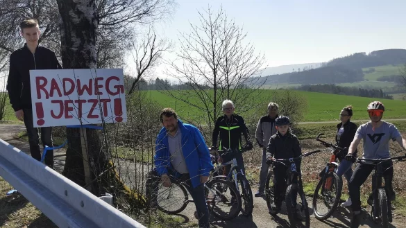 Ortstermin mit der LZ: die Anwohner von Hagen (von links) Phil Melzer, Manfred Sch&ouml;nbeck, Herbert Stammeier aus Barntrup, Thorsten Nolte, Emil Vossmeier, Lydia Bl&uuml;mel-Nolte und Tjark Oskar Nolte w&uuml;nschen sich einen Radweg entlang der L 947. - &copy; Sylvia Frevert