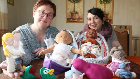 Vanessa Pivit und Diana Friesen (von links) mit einigen Unikaten, die die Gruppe "Sternchenklee" herstellt. - &copy; Sandra Castrup (LZ)