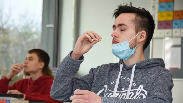 Bevor der Chemieunterricht am Marianne-Weber-Gymnasium startet, machen die Sch&uuml;ler Fynn Bittner (rechts) und Jan-Mathis Otto einen Coronatest. - &copy; Raphael Bartling