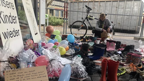 Vor dem Kreishaus haben Eltern Schuhpaare aufgestellt, die symbolisch f&uuml;r das Leid ihrer Kinder stehen sollen. - &copy; Martin Hostert