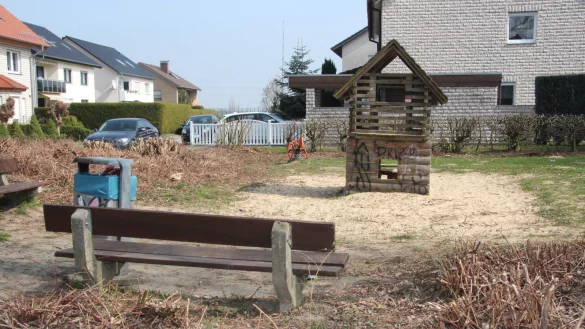 Schnittarbeiten sind auf dem Spielplatz in der Herderstra&szlig;e bereits erfolgt. Das reicht aber bei Weitem nicht aus. - &copy; Cordula Gr&ouml;ne