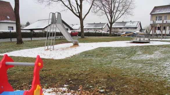 So sieht es auf dem Spielplatz an der Heidestra&szlig;e, Ecke Feldstra&szlig;e aus. Die Sprossen der Leiter an der Metallrutsche sind recht weit auseinander. - &copy; Nadine Uphoff