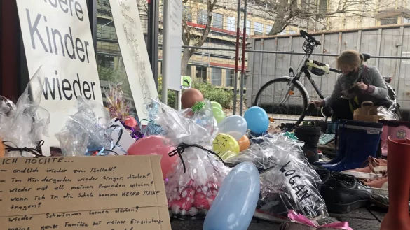 Protest mit Schuhen und Luftballons: Die Aktion vor dem Kreishaus sorgt f&uuml;r viel Diskussionen. - &copy; Martin Hostert