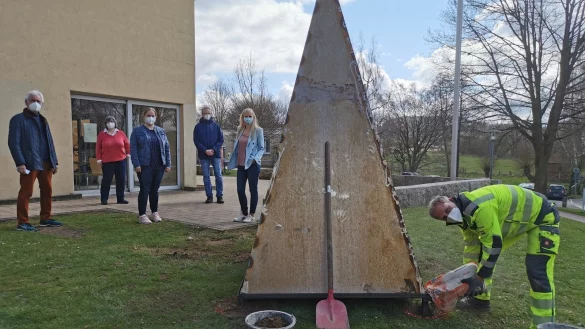 Die Pyramide vor dem st&auml;dtischen Gymnasium steht. Dar&uuml;ber freuen sich (von links) Wolfgang Redeker (Kunstpfad-Initiator), Gabriele Schmuck (Leitung Gymnasium), Annabelle Kreie (Klassenlehrerin 8 d), Markus Tackenberg (stellvertretender Leiter Gymnasium Barntrup), Erika Duttenh&ouml;fer (Leiterin Fachschaft Kunst am Gymnasium Barntrup) und Bauhof-Mitarbeiter Helge Ostmann. - &copy; Sylvia Frevert