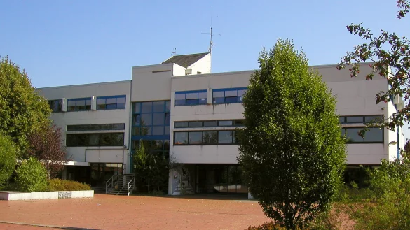 Bildunterschrift zu den Bildern: &bdquo;Sekundarschule Sommer 1+2&ldquo; sowie &bdquo;Sekundarschule Winter 1-3&ldquo;: Im kommenden Jahr investiert die Gemeinde &uuml;ber 2 Millionen Euro in die energetische Sanierung der Schulgeb&auml;ude und ihrer digitalen Ausr&uuml;stung. - &copy; Archivfoto: Wulf Daneyko