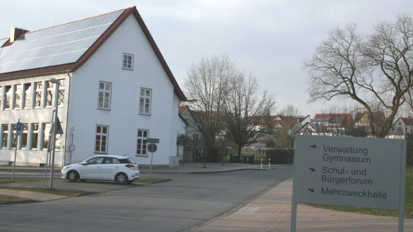 Parken an der von Haxthausen-Grundschule soll sicherer werden. Die CDU Barntrup m&ouml;chte den Parkplatz hinter der Schule vergr&ouml;&szlig;ern. Die Stadt zieht indes andere Pl&auml;ne f&uuml;r die freie Fl&auml;che in Betracht &ndash; das Gymnasium k&ouml;nnte erweitert werden. - &copy; Sylvia Frevert