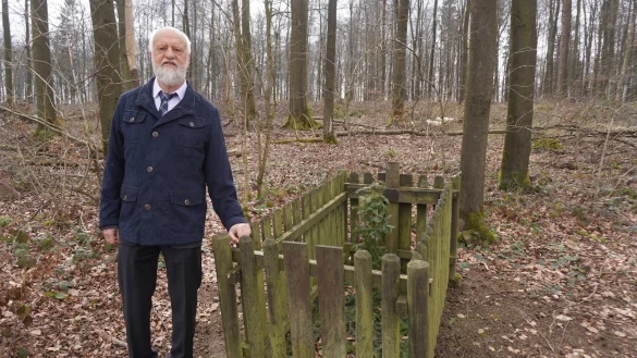 Helmut Eichmann, Vorsitzender des Volksbundes Deutsche Kriegsgr&auml;berf&uuml;rsorge in Bad Pyrmont, will das Schicksal des russischen Soldaten, der im Wald bei Biesterfeld begraben liegt, aufkl&auml;ren. - &copy; Michaela Wei&szlig;e
