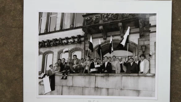 Die Fußballhelden des TuS Horn lassen sich nach dem Aufstieg in die Landesliga vor rund 50 Jahren auf dem Rathausbalkon in Horn feiern. - © Wolfgang Wächter