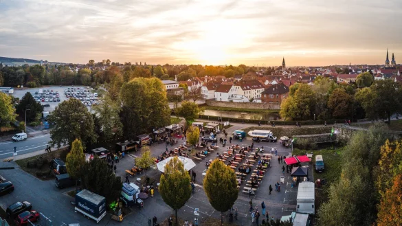 Vielseitiges Gel&auml;nde - normalerweise steht die Bleiche als Parkplatz zur Verf&uuml;gung. Hier wird aber hoffentlich auch mal wieder, wenn Corona das zul&auml;sst, die "Street Food Allee" stattfinden. Dieses Jahr k&ouml;nnten Wohnmobilisten erst mal dort &uuml;bernachten, schl&auml;gt die CDU vor. - &copy; Johannes Herden/Currywerk Lemgo